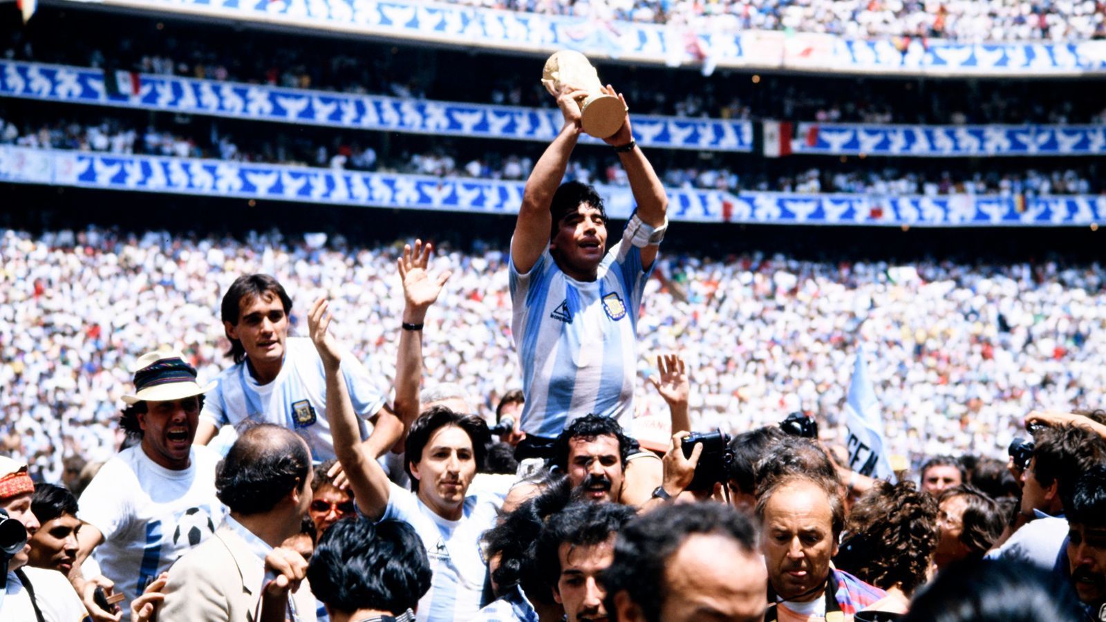 
                <strong>WM 1986 - Argentinien </strong><br>
                Vier Jahre zuvor treffen im Finale die gleichen Teams aufeinander, doch in diesem Fall hat Argentinien das bessere Ende für sich. Mit 3:2 besiegen Diego Maradona und Co. die deutsche Elf. In Erinnerung bleibt vor allem das Viertelfinale zwischen Argentinien und England, in dem Maradona ein irreguläres Tor mit der "Hand Gottes" erzielt und kurz darauf mit einem unglaublichen Sololauf das WM-Tor des Jahrhunderts schießt. 
              