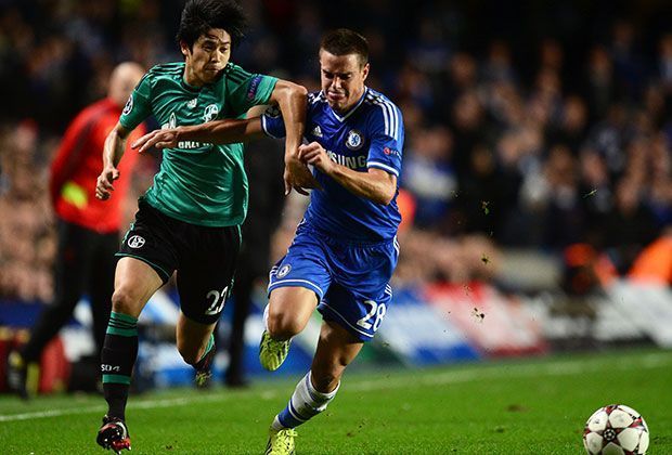 
                <strong>FC Chelsea - Schalke 04 3:0</strong><br>
                An der Stamford Bridge beginnt Schalke zur Überraschung aller äußerst stürmisch. Nicht nur Uchida setzt sich hier gegen César Azpilicueta durch. Szalai und Fuchs, Draxler haben schon in den ersten Minuten dicke Möglichkeiten zur Führung.
              
