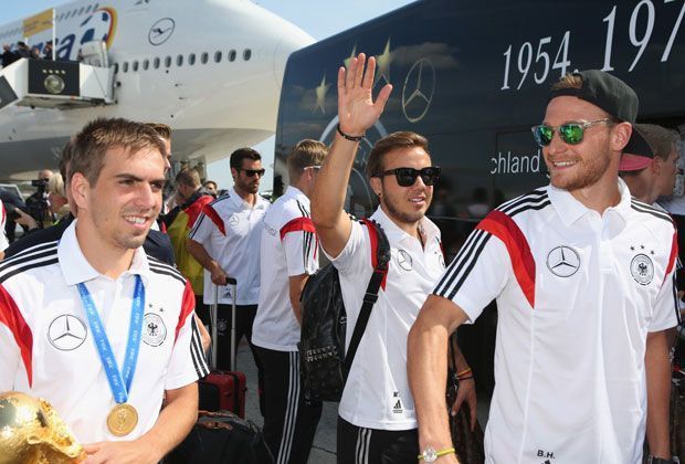 
                <strong>Endlich in Deutschland</strong><br>
                Nach acht Wochen in Brasilien ist den Spielern ihre Freude anzusehen, in der Heimat angekommen zu sein.
              