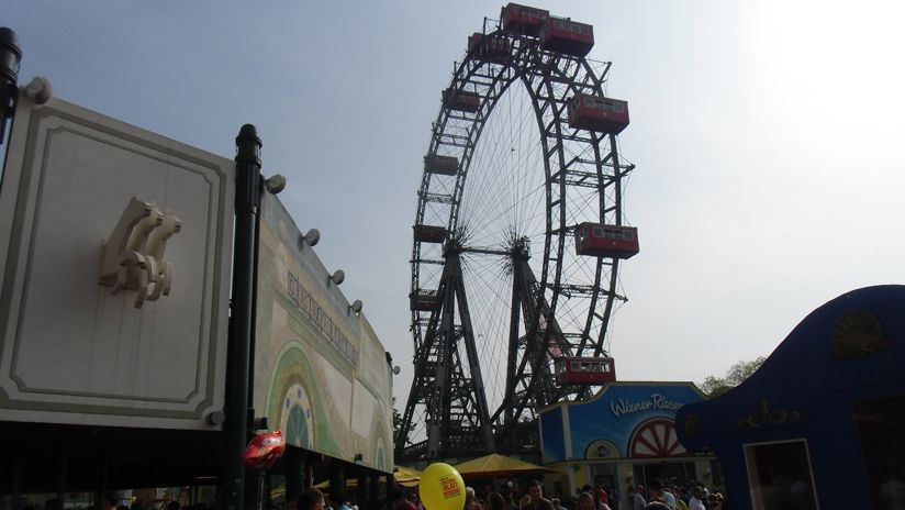 Das Riesenrad wurde 1897 zur Feier des 50. Thronjubiläums von Kaiser Franz Josefs I erbaut. Heute gehört es zu den wichtigsten Wahrzeichen der Stadt Wien.