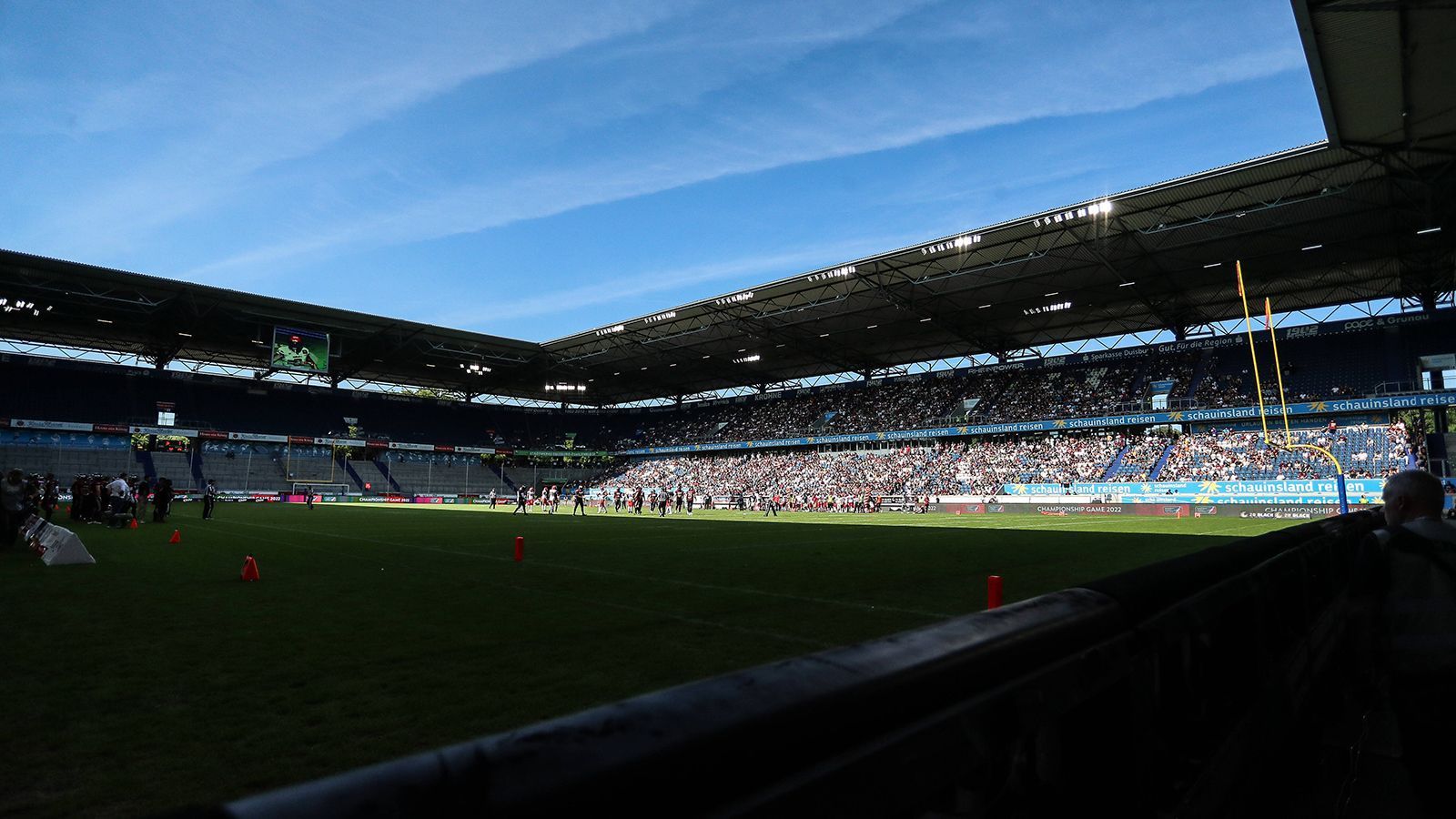 <strong>Rhein Fire Düsseldorf</strong><br>
                Das letztjährige Finale der ELF wurde dort ausgetragen, wo auch Rhein Fire Düsseldorf seine Heimspiele austrägt: In der Schauinsland-Reisen-Arena in Duisburg. Rhein Fire konnte den Heimvorteil nutzen und sich im eigenen Stadion zum Champion krönen. Die Spiele der Düsseldorfer sind attraktiv und ziehen viele Zuschauer in die Arena in Duisburg, zudem ist die Miete billiger als in Kölner Spielstätten. Über 31.000 Zuschauer gehen in die Arena hinein, es ist damit das größte Stadion in der ELF.
