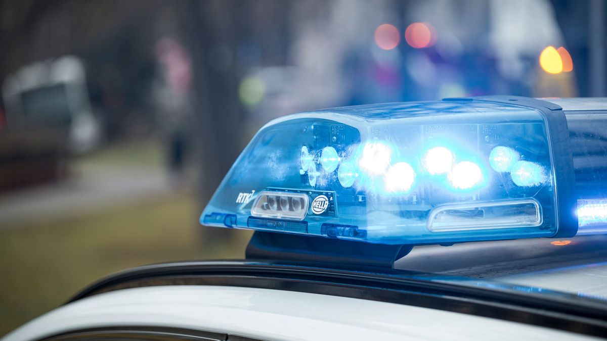 Blaulicht auf einem Einsatzfahrzeug der Polizei