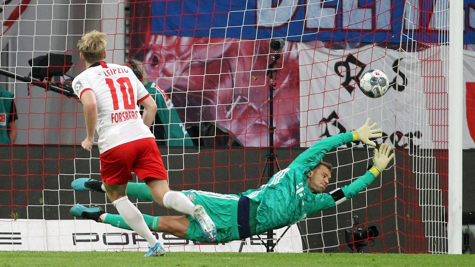 
                <strong>Manuel Neuer</strong><br>
                Starke Partie der deutschen Nummer 1. Hält in der 50. überragend gegen Mukiele und pariert zehn Minuten später einen tollen Distanzschuss von Marcel Sabitzer. Kurz vor dem Ende verhindert Neuer den möglichen Siegtreffer von Werner spektakulär. Hat beim Elfmeter von Emil Forsberg keine Chance. ran-Note: 2
              