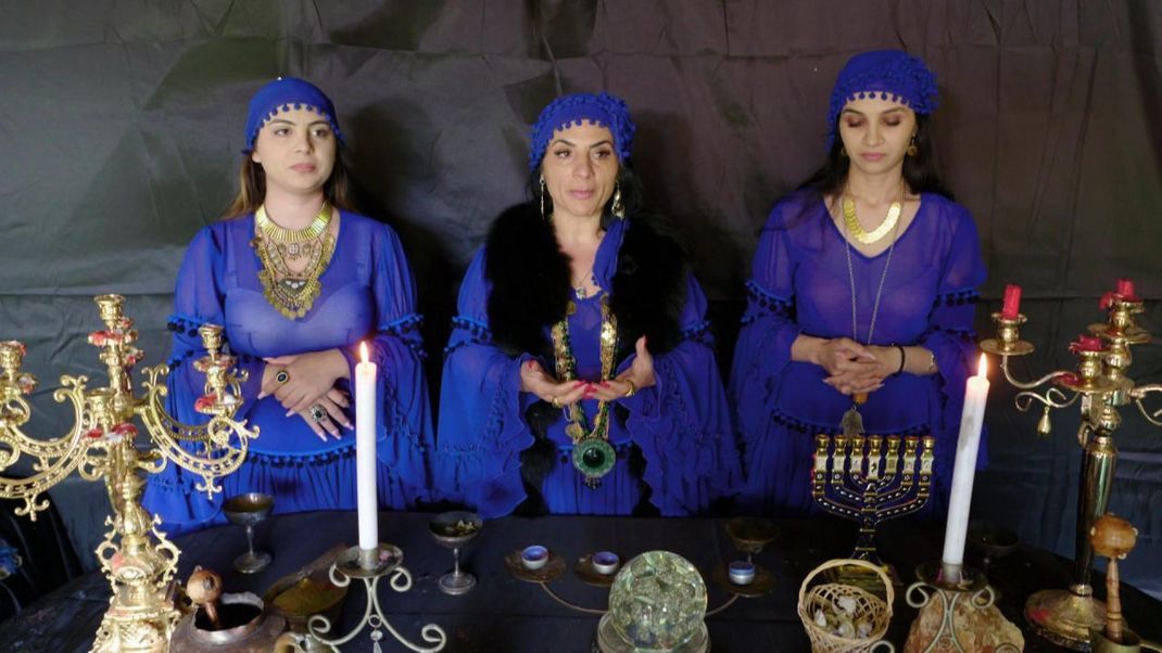 Matriarchin Mihaela und ihre Töchter Cassandra und Anda gehören zu den bekanntesten Hexen Europas.