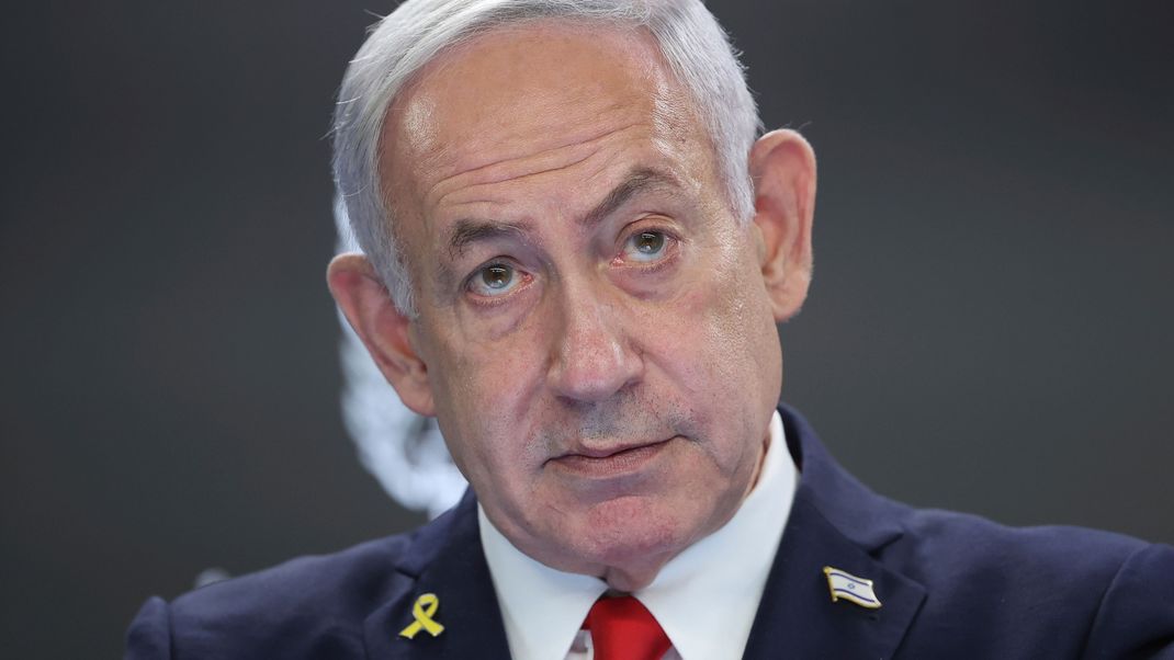 Angehörige und Demonstranten in Tel Aviv fordern eindringlich eine Waffenruhe, doch Premier Netanjahu hält am Kurs zur Einnahme Gazas fest.