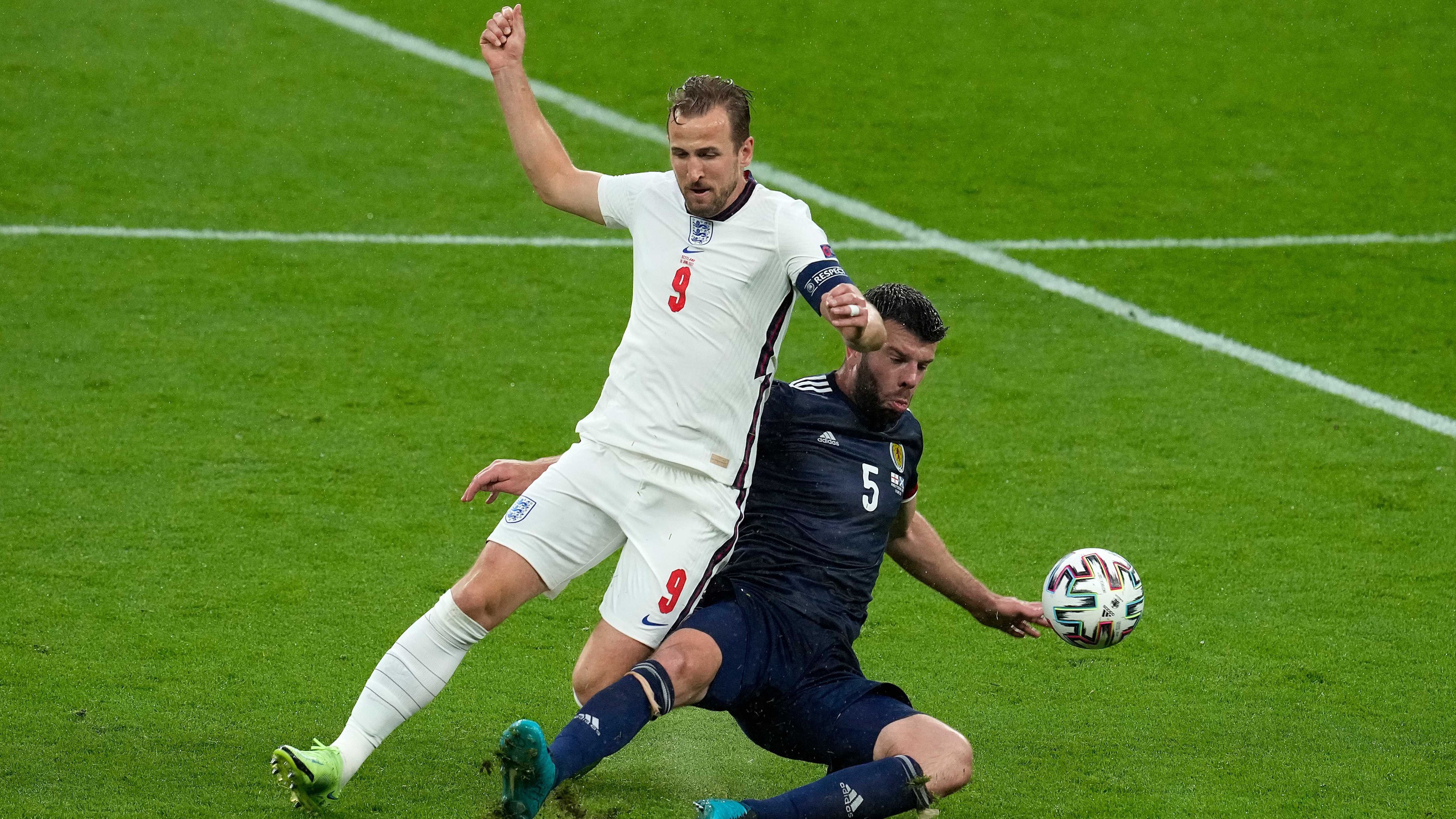 
                <strong>Harry Kane</strong><br>
                Versucht sich nach seinem dürftigen Auftakt gegen Kroatien schnell das Gefühl für den Ball zurückzugewinnen und holt sich einige Pässe im Mittelfeld ab. Der Zugriff zum Spiel fehlt dennoch nahezu komplett. In Durchgang eins mit nur einem ungefährlichen Abschluss per Kopf (29.), nach der Pause ein identisches Bild. Es ist noch lange nicht das Turnier des Harry Kanes. ran-Note: 5
              