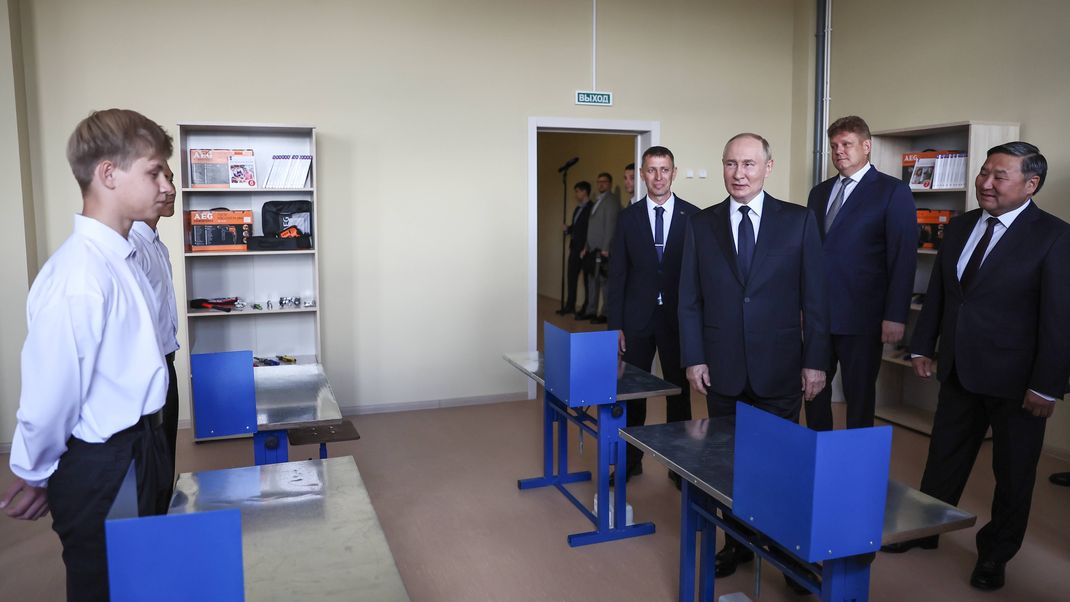 Kremlchef Wladimir Putin (3. v. r.) zu Besuch in einer Schule in Sibirien.