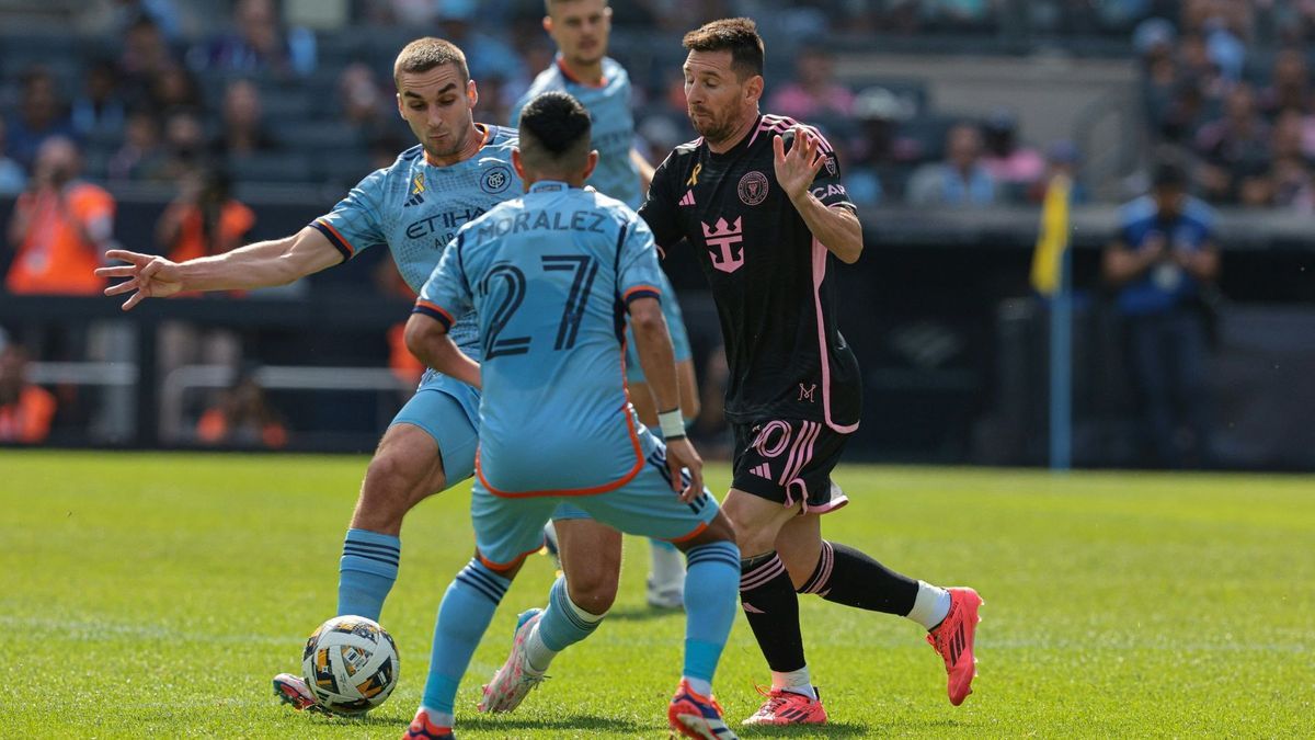 James Sands (l.) im Duell mit Lionel Messi