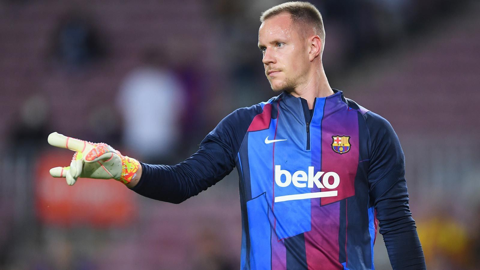 
                <strong>Marc-Andre ter Stegen (FC Barcelona)</strong><br>
                Wechselt Marc-Andre ter Stegen vom FC Barcelona zu Newcastle United? Die spanische Zeitung "El Nacional" berichtet, dass die "Magpies" bereit sind, knapp 55 Millionen Euro für den deutschen Nationalspieler zu zahlen. Auch Barca soll nicht abgeneigt sein. Die hohen Schulden des Vereins zwingen die Katalanen dazu, einige ihrer Spieler zu verkaufen. Ter Stegen selbst betonte in der Vergangenheit jedoch immer, dass er glücklich in Barcelona sei und nicht wechseln wolle.
              