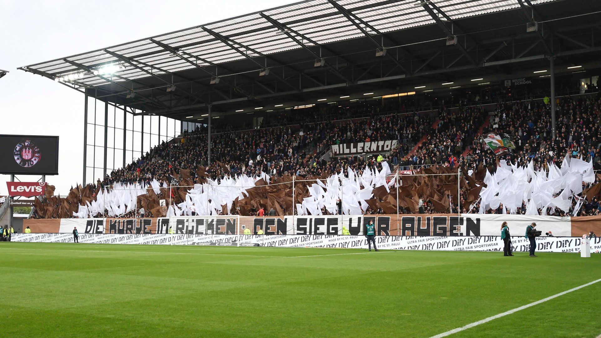 
                <strong>Platz 15: FC St. Pauli</strong><br>
                Stehplatz: 165 EuroTeuerste Sitzplatzkategorie: 562 Euro (ligaweit Platz 6)
              