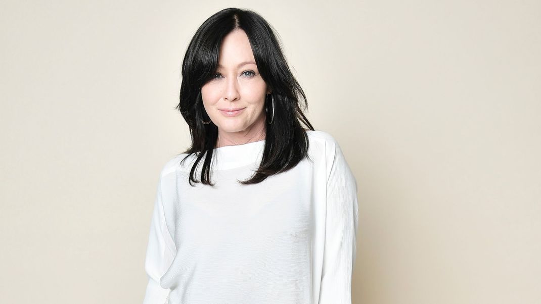 Bei Shannen Doherty wurde im Jahr 2015 Brustkrebs diagnostiziert. Wie die Schauspielerin mit der Krankheit umgeht, macht sie jetzt in ihrem Podcast deutlich.