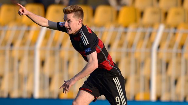 
                <strong>Sturm: Johannes Eggestein</strong><br>
                Sturm: Johannes Eggestein. Der erste Angreifer: Der Mittelstürmer von Werder Bremen ist ein echter Goalgetter und die Nummer Eins auf der Position. Für die U19 des Vereins erzielt Eggestein zwölf Tore in acht Spielen und auch für die deutsche U17 ist er treffsicher: Sechs Tore in 14 Spielen stehen da auf seinem Konto. 
              
