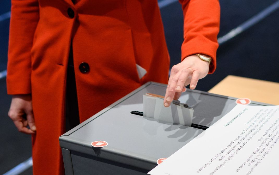 Franziska Giffey (SPD), Regierende Bürgermeisterin von Berlin und Spitzenkandidatin der Berliner SPD, gibt in ihrem Wahllokal in Berlin-Friedrichshain ihre Stimmzettel zur Wahl zum Berliner Abgeordnetenhaus ab. 