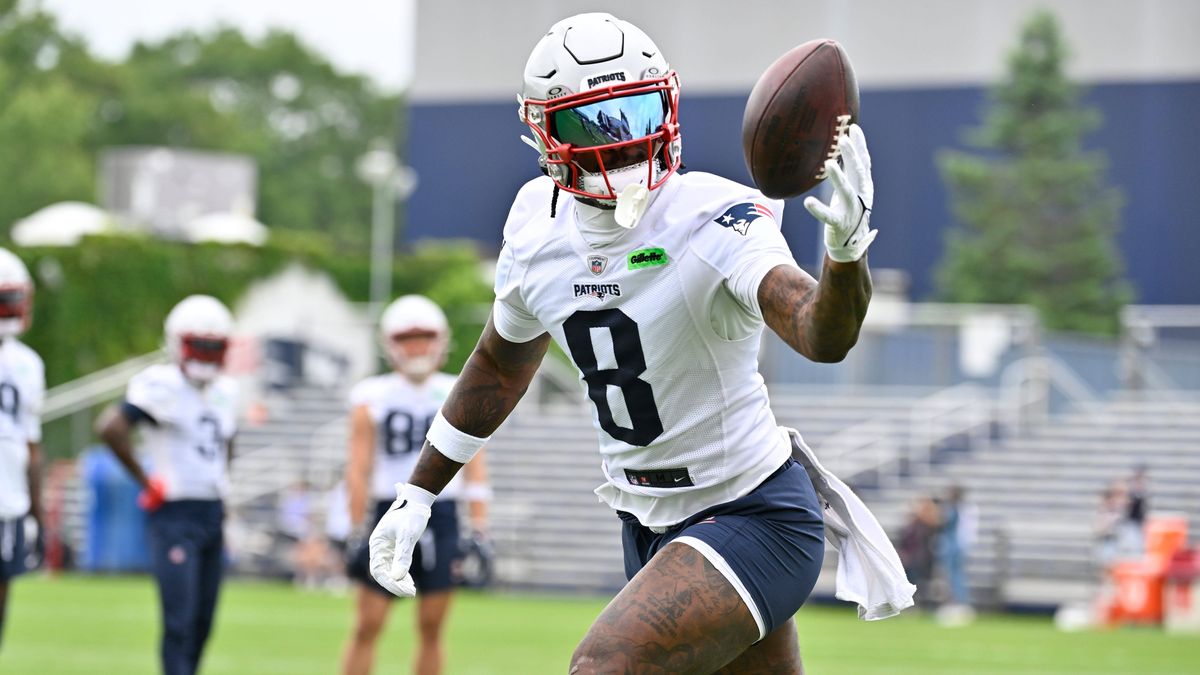 NFL, American Football Herren, USA New England Patriots Minicamp Jun 9, 2025; Foxborough, MA, USA; New England Patriots wide receiver Stefon Diggs (8) tries to catch the ball during minicamp at Gil...