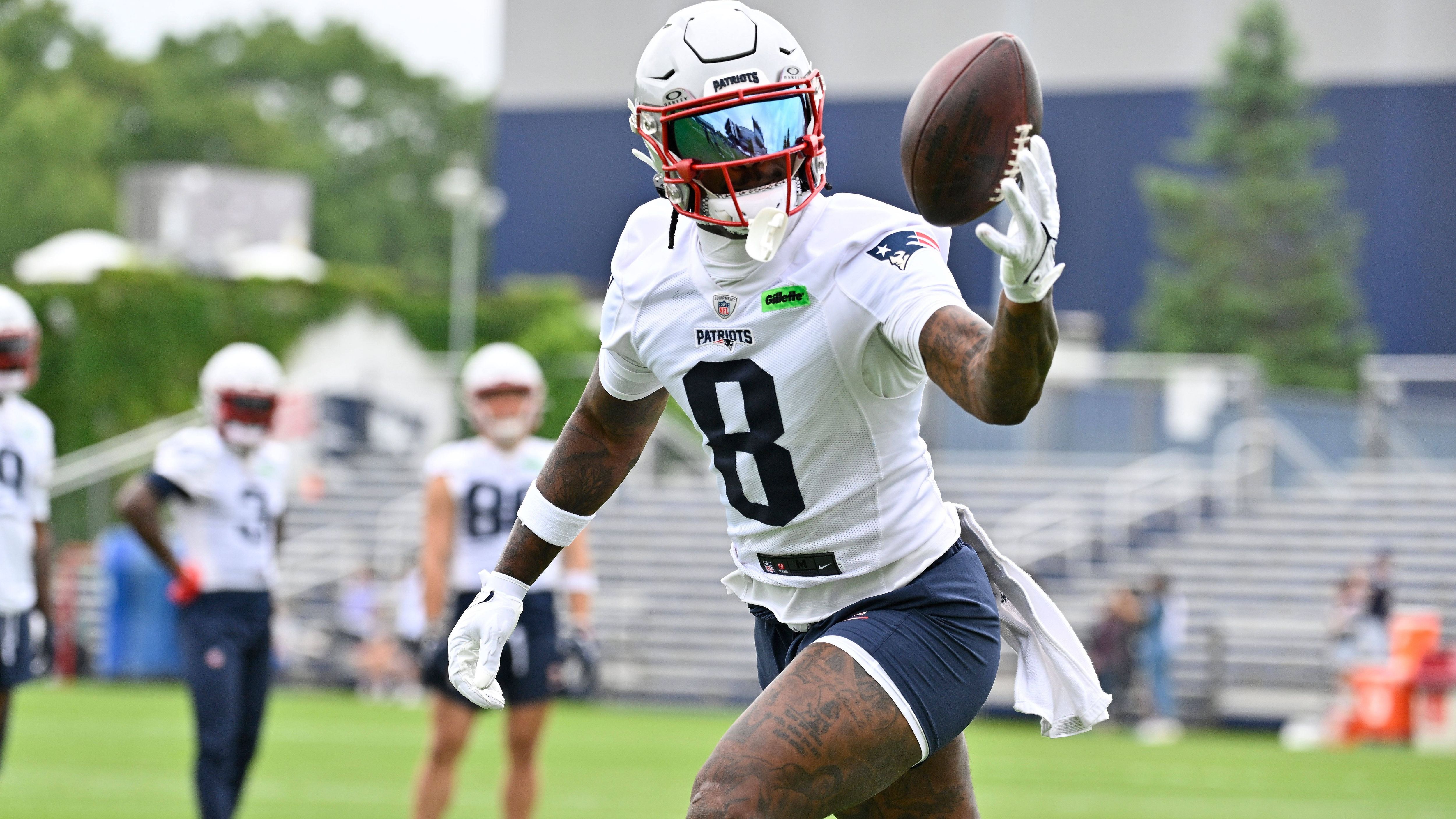 <em><strong>Stefon Diggs (New England Patriots)</strong><br>Nach seinem Kreuzbandriss in der vergangenen Saison weilt Stefon Diggs beim Training der New England Patriots. Ob er zum Saisonstart jedoch fit wird, ist weiter ein Fragezeichen. Wie "The Athletic" berichtet, soll der 31-Jährige nach aktuellem Stand wohl für den Saisonauftakt gegen die Las Vegas Raiders fit werden.</em>