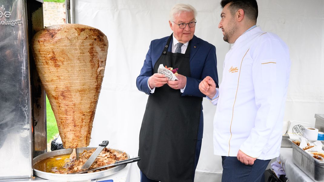 Bundespräsident mit einem Döner in der Hand neben dem Berliner Gastronom Arif Keles bei einem Empfang des Bundespräsidenten im Garten der historischen Sommerresidenz des deutschen Botschafters  Istanbul.&nbsp;