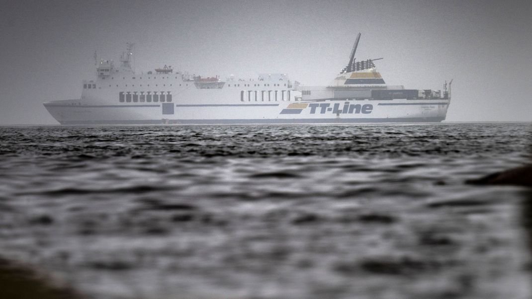 Vor der schwedischen Küste ist am Sonntagmorgen (22. Oktober) eine Fähre der Reederei TT-Line auf Grund gelaufen.