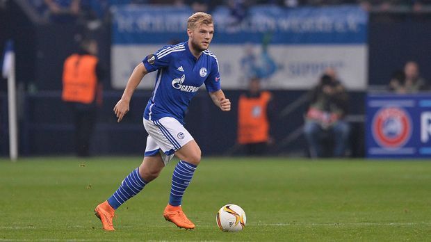 
                <strong>Johannes Geis (Schalke 04)</strong><br>
                Defensives Mittelfeld: Johannes Geis (FC Schalke 04). Der ehemalige Taktgeber von Mainz 05 spielt seit dieser Saison auf Schalke. Geis reißt unter Breitenreiter das Spiel an sich und verteilt die Bälle geschickt. Wie wichtig er für Schalke ist, zeigt die Statistik seit seiner Sperre: Weder in der Bundesliga, noch auf europäischer Ebene konnten die Blau-Weißen ein Spiel gewinnen.
              