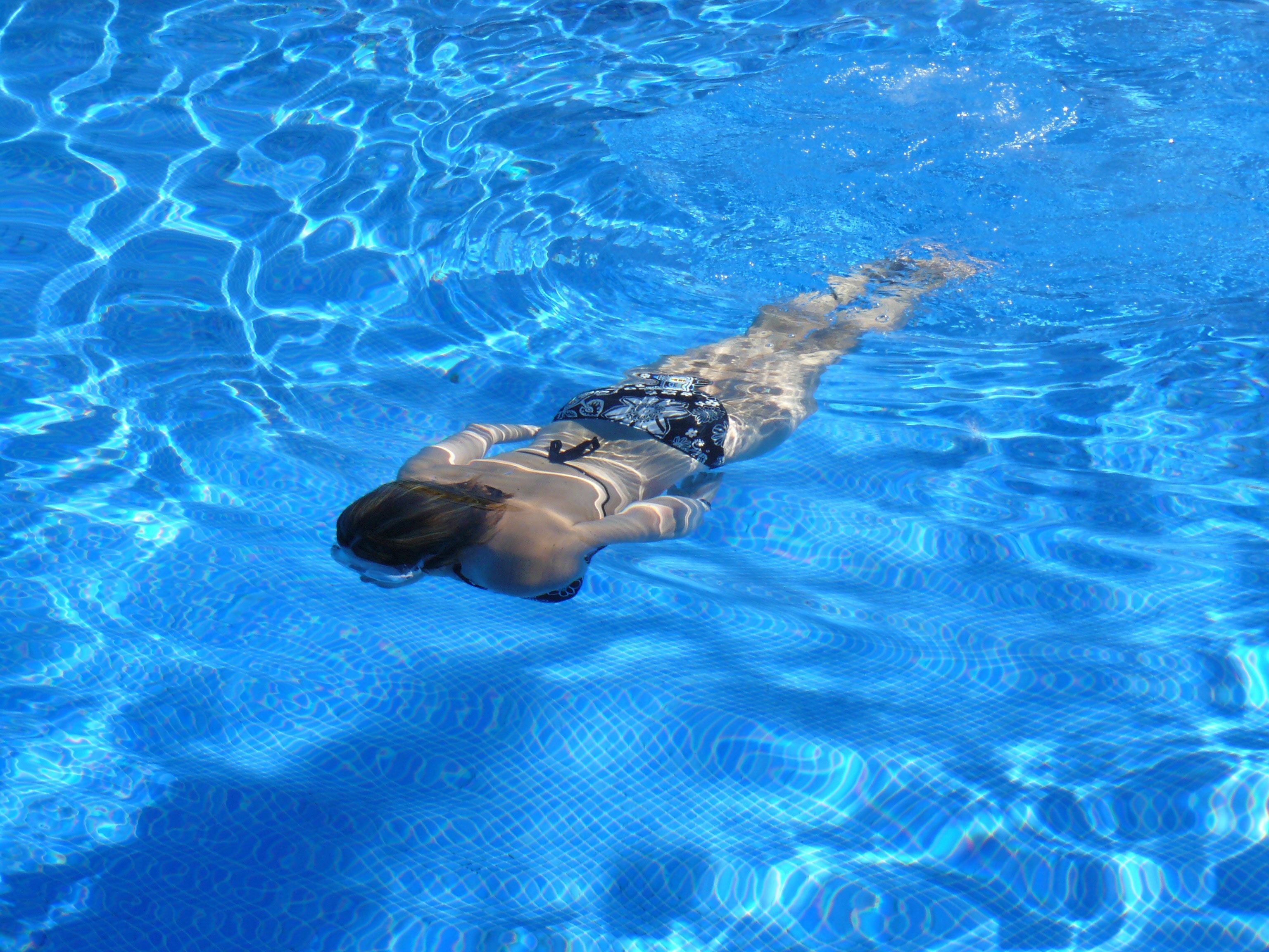 Frau-schwimmen-Wasser pixabay