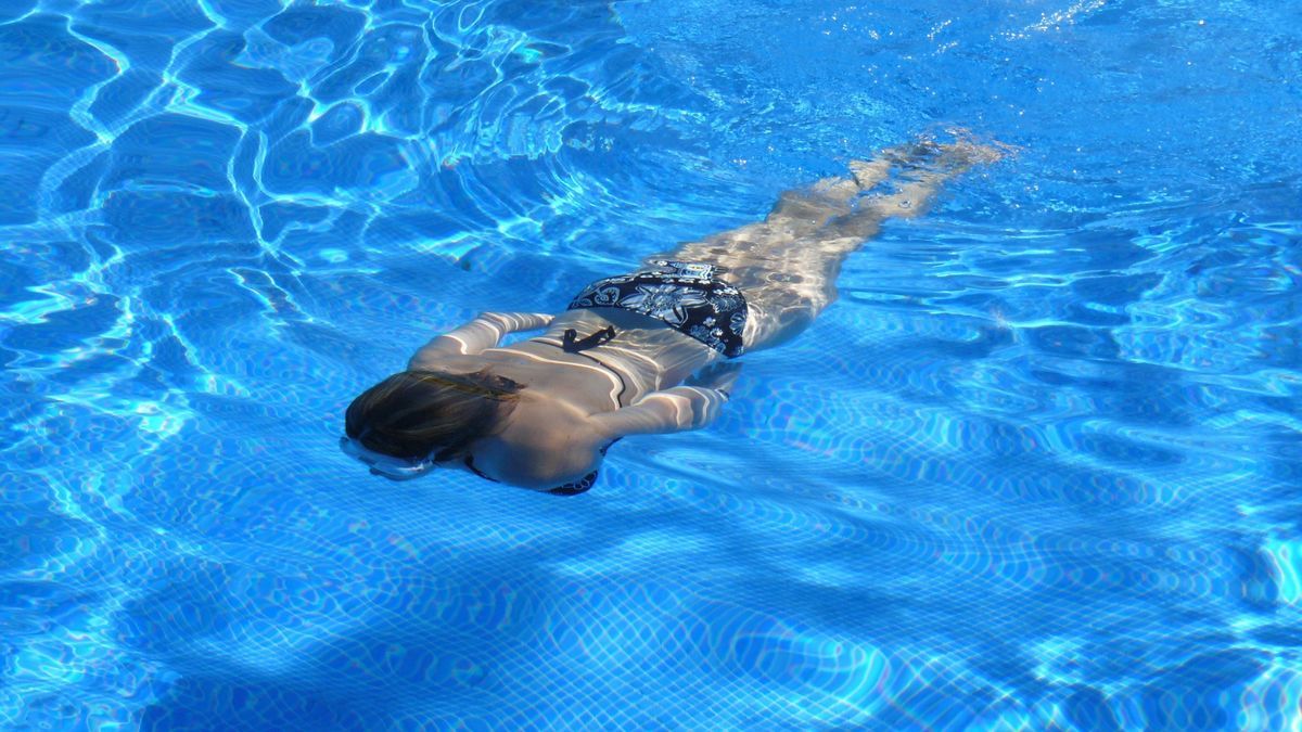 Frau-schwimmen-Wasser pixabay