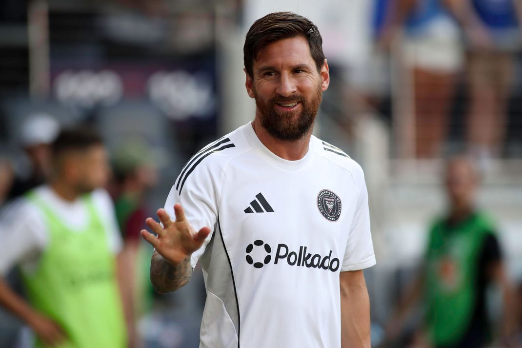 July 16, 2025: Inter Miami CFÃ¢â‚¬â ¢s Lionel Messi waves to fans prior to an MLS, Fussball Herren, USA soccer game between FC Cincinnati and Inter Miami CF at TQL Stadium in Cincinnati, Ohio. CSM Cincinnati USA - ZUMAc04_ 20250716_zma_c04_002 Copyright: xKevinxSchultzx