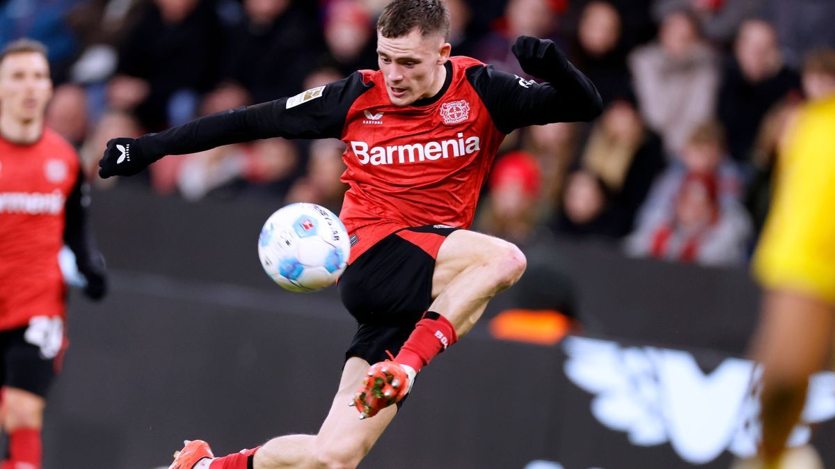 WIRTZ Florian Team Bayer 04 Leverkusen DFL Fussball Bundesliga Saison 2024 - 2025 BL Spiel Bayer 04 Leverkusen - SC Freiburg 5 : 1 am 21.12. 2024 in Leverkusen DFL REGULATIONS PROHIBIT ANY USE OF P...