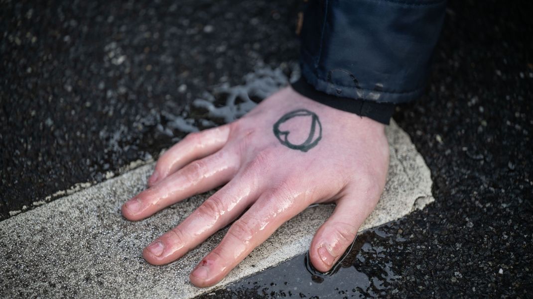 Während seines Prozesses am Amtsgericht im Tiergarten hat sich der angeklagte Klimaaktivist am Richtertisch festgeklebt.