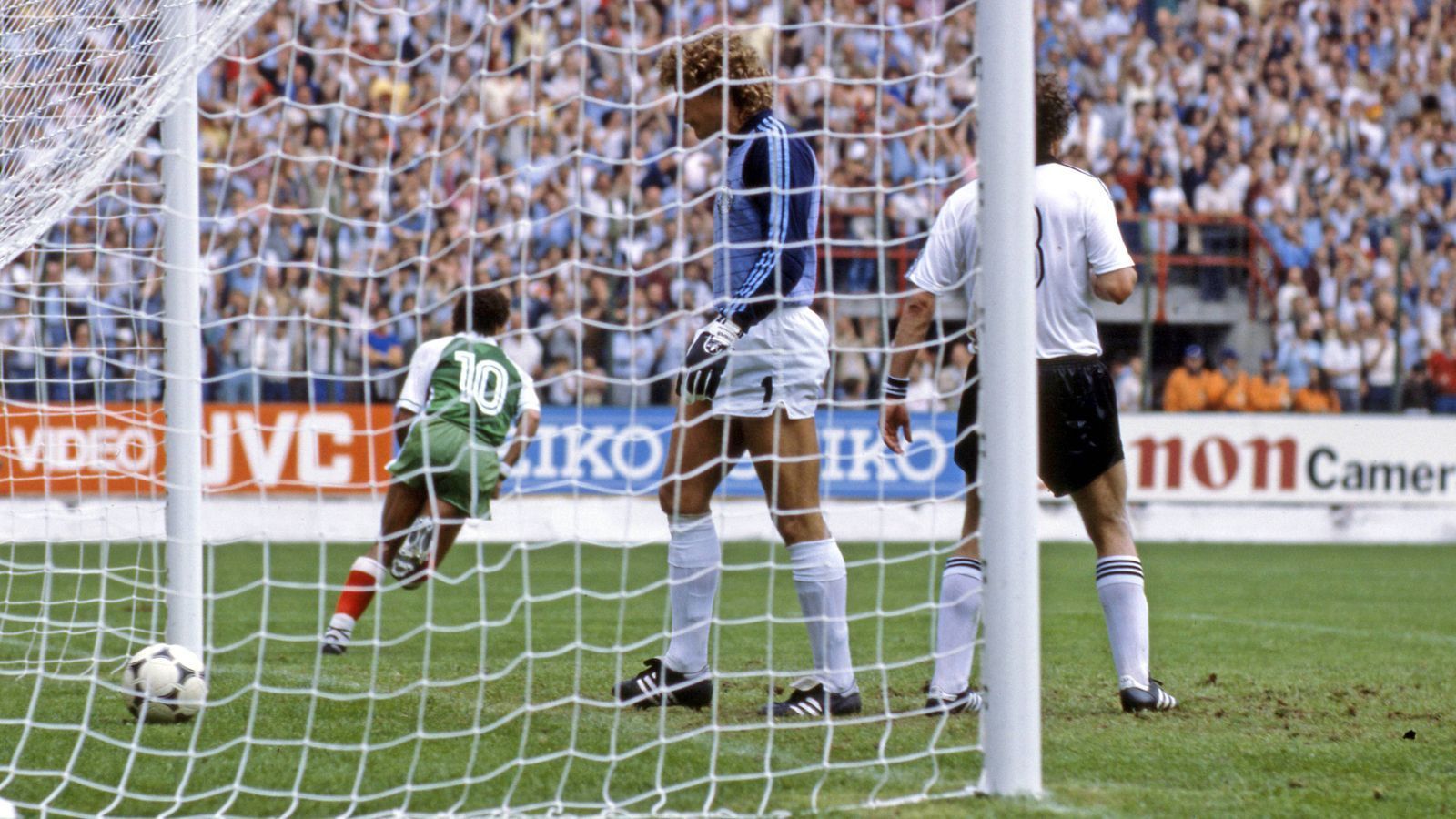 
                <strong>1982 in Spanien (Vize-Weltmeister)</strong><br>
                Nach der Vorbereitung am Schluchsee ("Schlucksee") blamiert sich das Team von Jupp Derwall beim 1:2 gegen Algerien. Nur die "Schande von Gijon" gegen Österreich (1:0) bewahrt Deutschland vor dem Vorrunden-Aus.
              