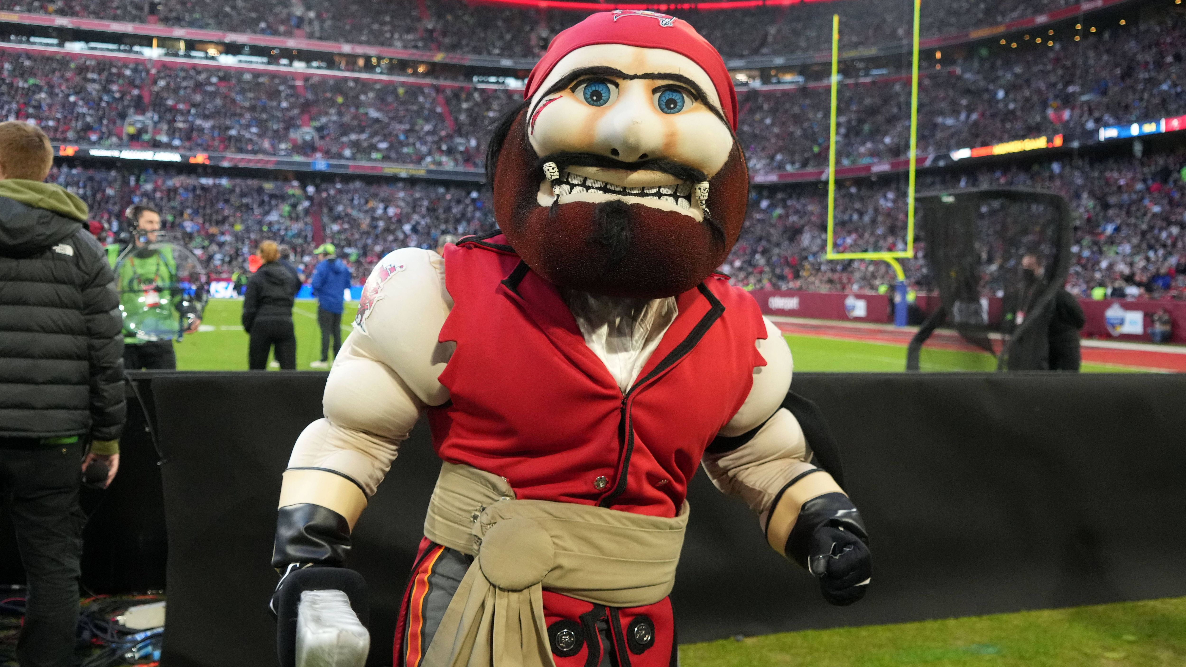 <strong>Tampa Bay Buccaneers</strong><br>Offizielles Maskottchen: Captain Fear<br>ChatGPT: Cannonjack<br>Erklärung: Pirat + Kanone = Bucs-Feeling pur