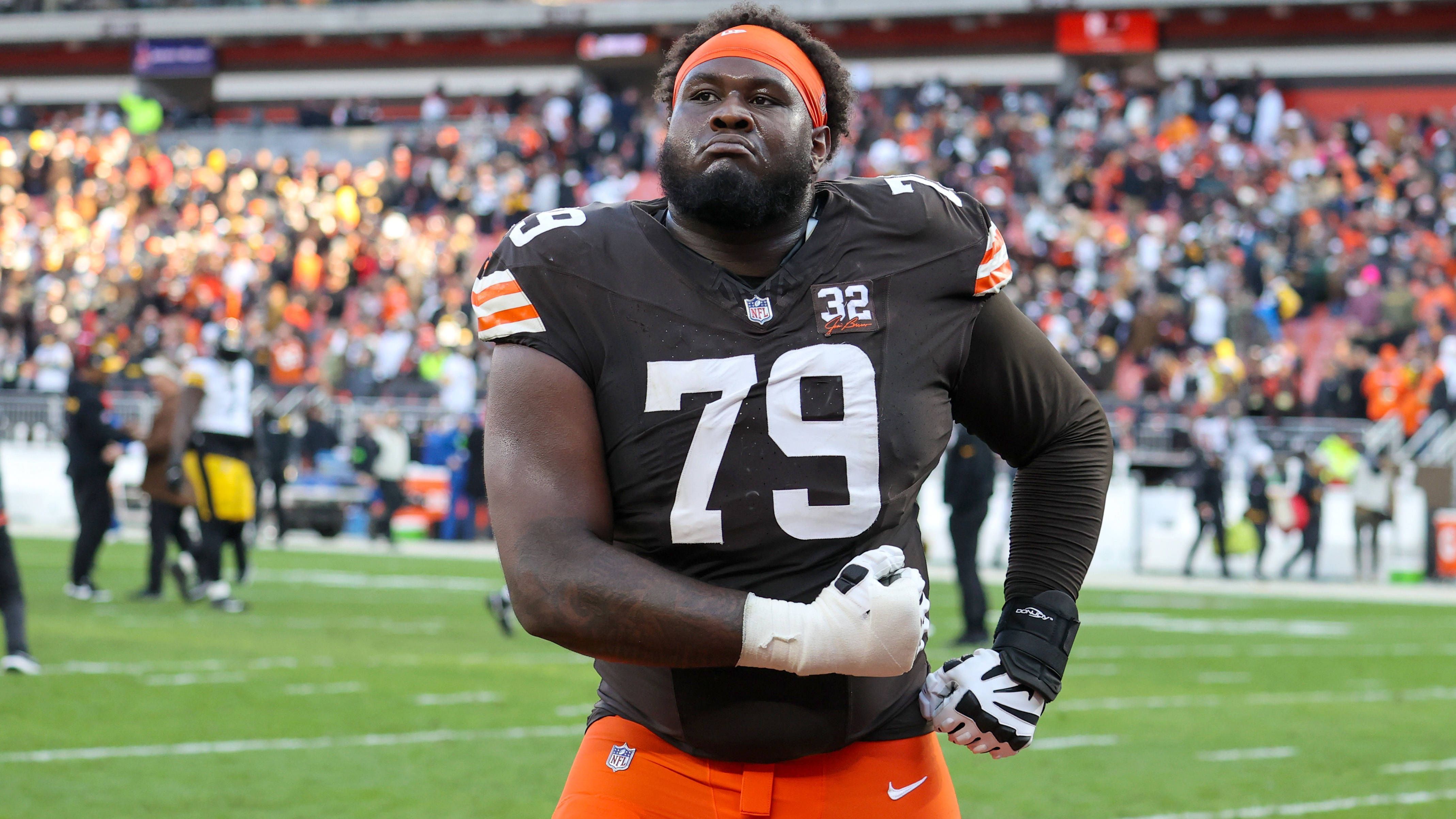 <strong>Dawand Jones (Cleveland Browns)</strong><br>Die Cleveland Browns müssen für den Rest der Saison auf Dawand Jones auskommen. Der Tackle brach sich beim 14:35 gegen die New Orleans Saints das Bein und muss operiert werden. Head Coach Kevin Stefanski sprach von einer "Enttäuschung für jeden".