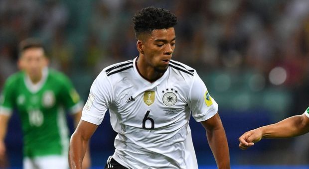 
                <strong>Benjamin Henrichs</strong><br>
                Löw schenkt dem jungen Leverkusener das Vertrauen auf der rechten Seite. Startet mit einem Fehlpass und einem Ballverlust - aber bereitet in der 6. Minute dann ganz stark das 1:0 durch Goretzka vor. Fast mit einer zweiten Torvorlage in Minute 18, doch Werner vergibt nach Henrichs herrlichem Pass in die Spitze. Nach 35 Minuten auf einmal selbst mit der Chance zum Abschluss. Nach hinten steht Henrichs nur einmal schlecht, Jimenez' Kopfball nach Fabians Flanke landet aber nur am Gebälk. ran-Note: 2
              