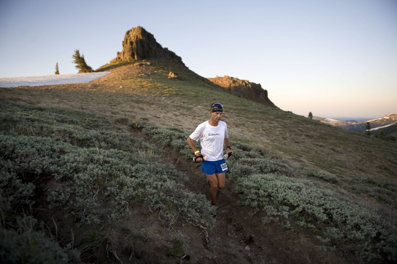 Western States 100, Kalifornien: Für die 100 Meilen (160 Kilometer) in der Sierra Nevada braucht man einen langen Atem. Der US-Amerikaner Jim Walmsley bezwang die Strecke im Juni 2019 in Rekordzeit und war 14:09:28 Stunden unterwegs. Bei dem alljährlichen Rennen geht es 5.500 Höhenmeter bergauf und 7.000 Höhenmeter bergab - und damit an die körperlichen Grenzen der Teilnehmenden. Die Downhill-Passagen, die in tiefe Canyons fü