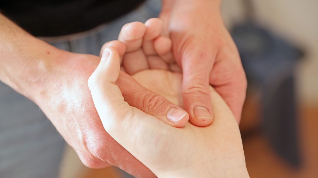 Egal, ob selbst oder mit Unterstützung: Eine Handmassage senkt dein Stresslevel sofort.