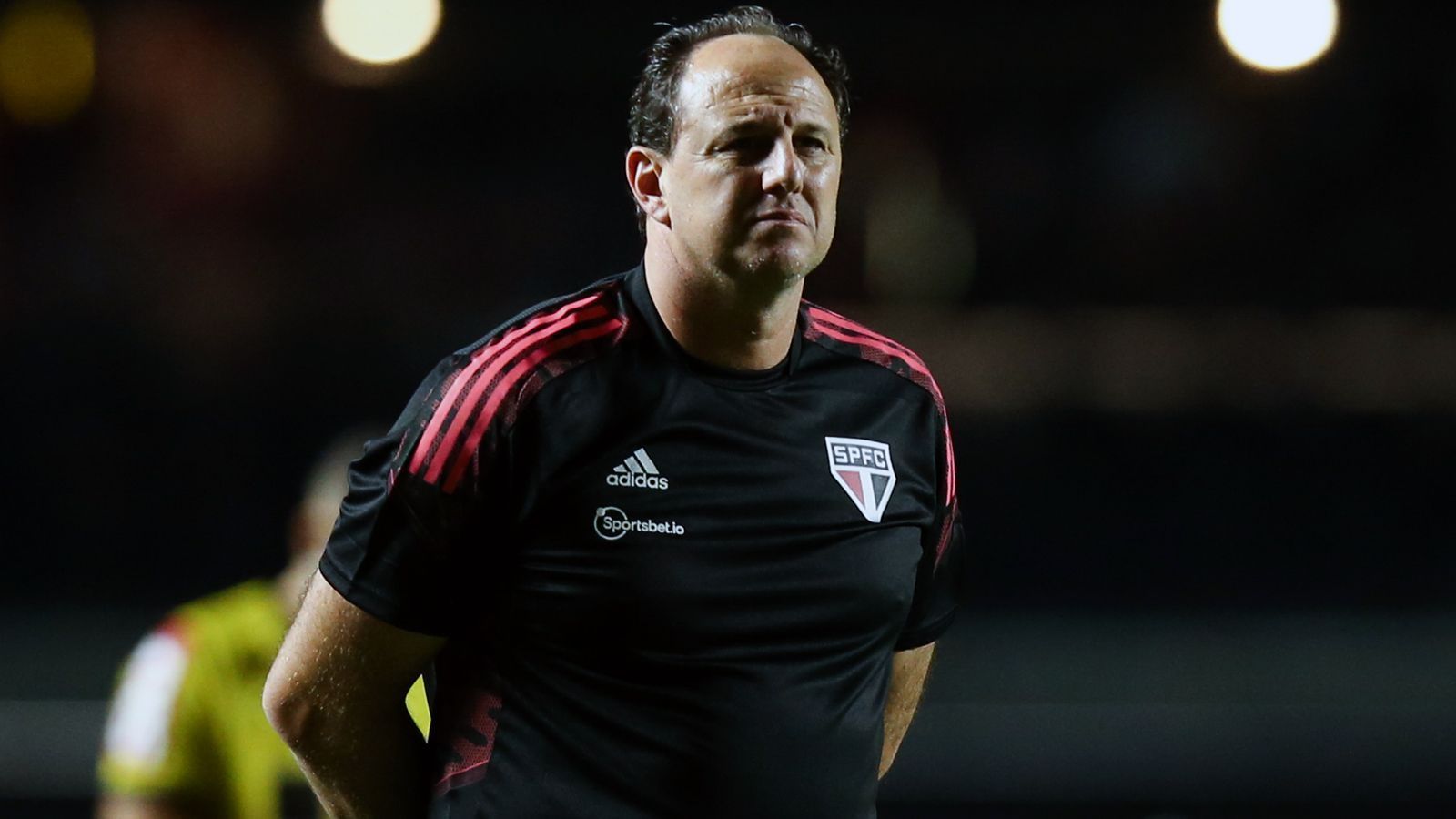 
                <strong>Rogerio Ceni (FC Sao Paulo)</strong><br>
                Im Oktober 2021 gab der brasilianische Erstligist FC Sao Paulo einen Coup bekannt. Der Klub verpflichtete Trainer Rogerio Ceni als Nachfolger für den früheren Starstürmer Hernan Crespo. Und Ceni ist gerade für die Fans des FC Sao Paulo nicht irgendjemand, sondern so ziemlich die größte, lebende Vereinslegende. Der Ex-Keeper bestritt als Aktiver über 400 Pflichtspiele für den FC Sao Paulo und war neben seinen Fähigkeiten als Schlussmann auch als torgefährlicher Freistoß- und Elfmeterschütze bekannt. Für Ceni ist das aktuelle Engagement bereits das zweite als Trainer bei seinem Herzensklub. Schon im Jahr 2017 stand er für sechs Monate in der Verantwortung, war danach unter anderem bei Flamengo Rio de Janeiro. Nun unterschrieb der 48-Jährige bis Ende 2022 beim FC Sao Paulo. 
              