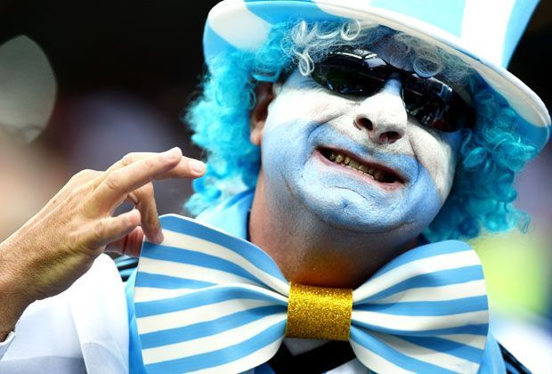 
                <strong>Verrückt, sexy, skurril: Fans in Brasilien</strong><br>
                Die Fliege passt. Dieser argentinische Fan hat sich für das Halbfinale extra in Schale geschmissen.
              