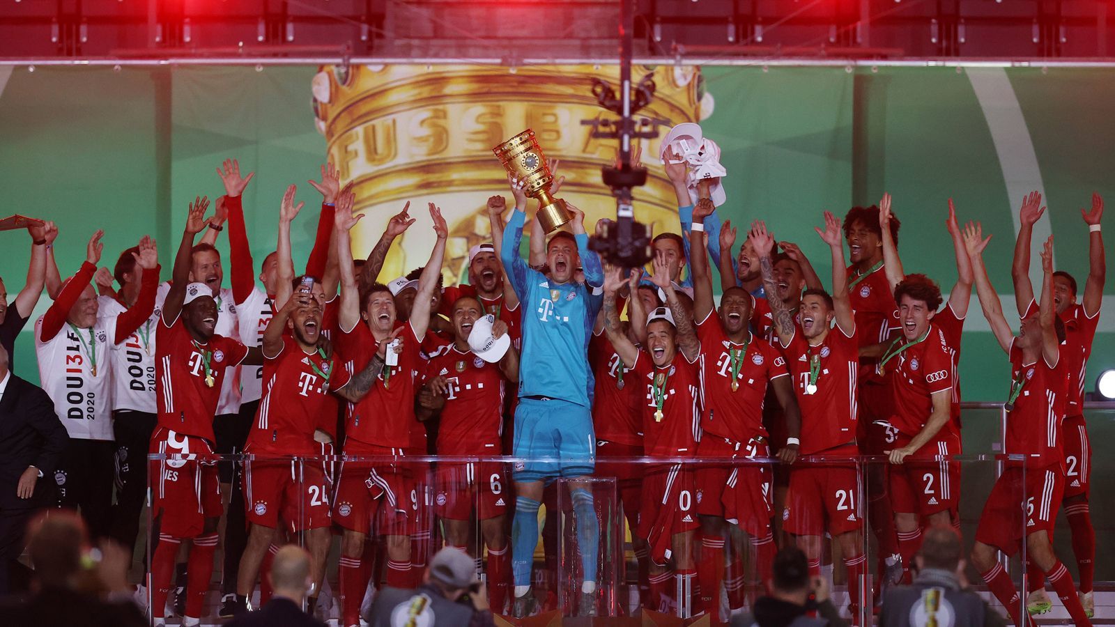 <strong>Platz 9 (geteilt): FC Bayern München (13 Siege)</strong><br>Der FC Bayern München gewann 2019 und 2020 jeweils den DFB-Pokal. Genauso wie RB Leipzig siegten die Münchner dadurch in 13 Spielen in Folge. Die Erfolgsserie endete im Januar 2021 in der 2. Runde, als sie bei Schneesturm im Elfmeterschießen bei Holstein Kiel verloren.