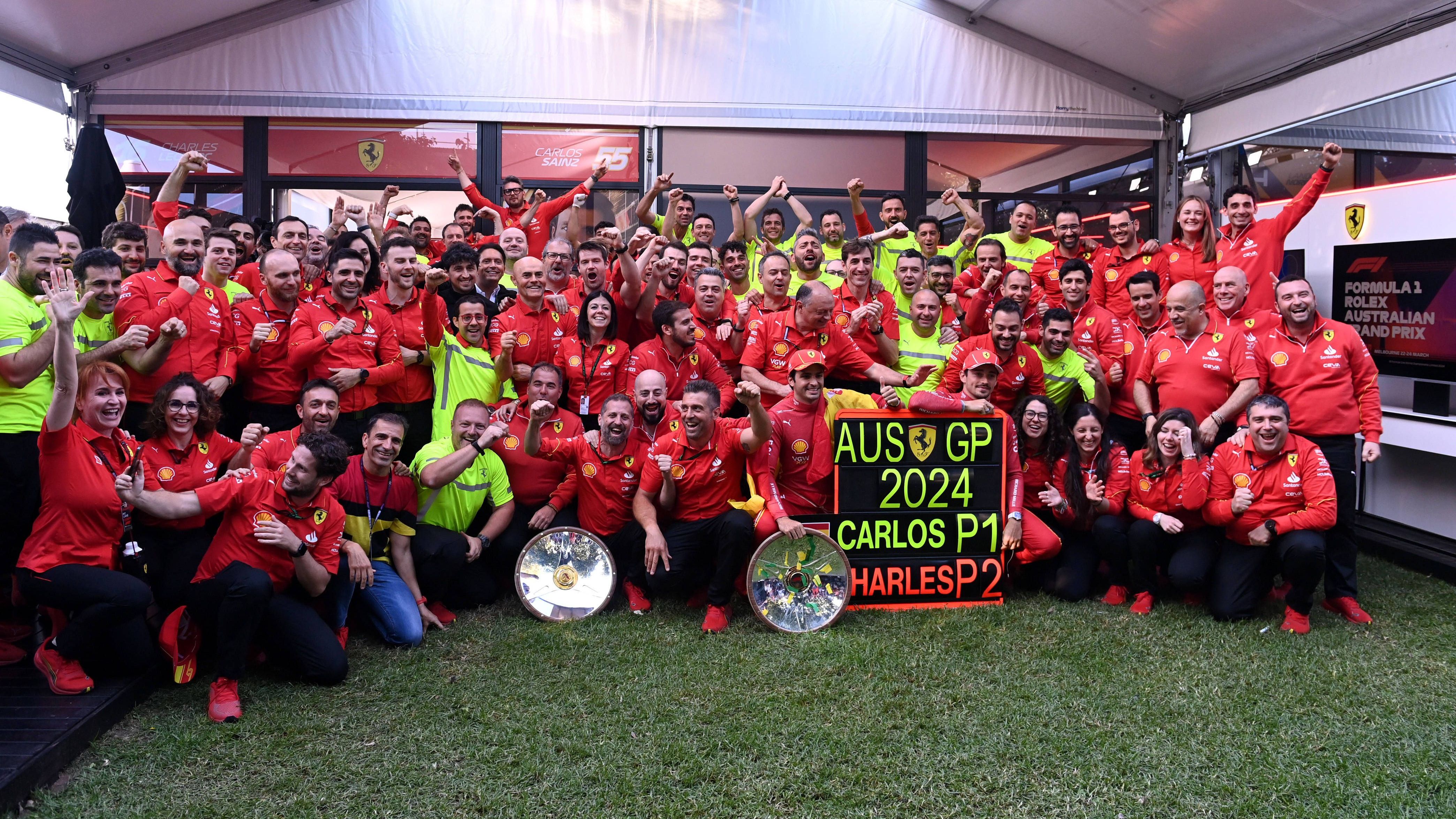 <strong>Gewinner: Ferrari</strong><br>Rote Glückseligkeit in Melbourne und Maranello! Sainz und Charles Leclerc bejubeln auf dem Podium einen Doppelsieg, ein Befreiungsschlag für das&nbsp; Team. Gewiss, man konnte vom Verstappen-Ausfall profitieren, ABER: Laut Daten wäre die Scuderia auch so leicht schneller gewesen, zudem erklärte Red-Bull-Pilot Sergio Perez, er glaube nicht, dass Max Verstappen ohne Defekt gewonnen hätte. Ein Schritt nach vorne für die Roten.