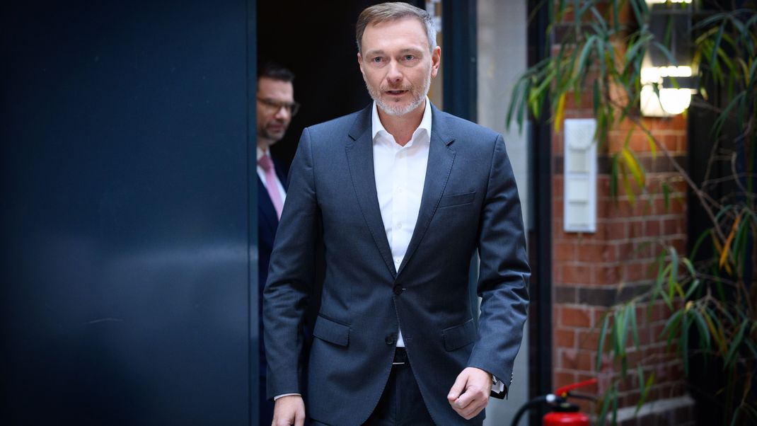 FDP-Chef Lindner warnt den Kanzlerkandidaten der Union davor, mit dem grünen Wirtschaftsminister Habeck weiterzuregieren.