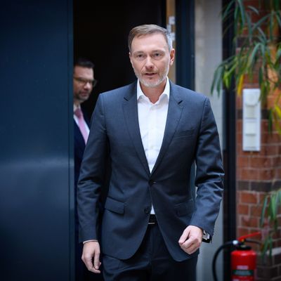 FDP-Chef Lindner warnt den Kanzlerkandidaten der Union davor, mit dem grünen Wirtschaftsminister Habeck weiterzuregieren.