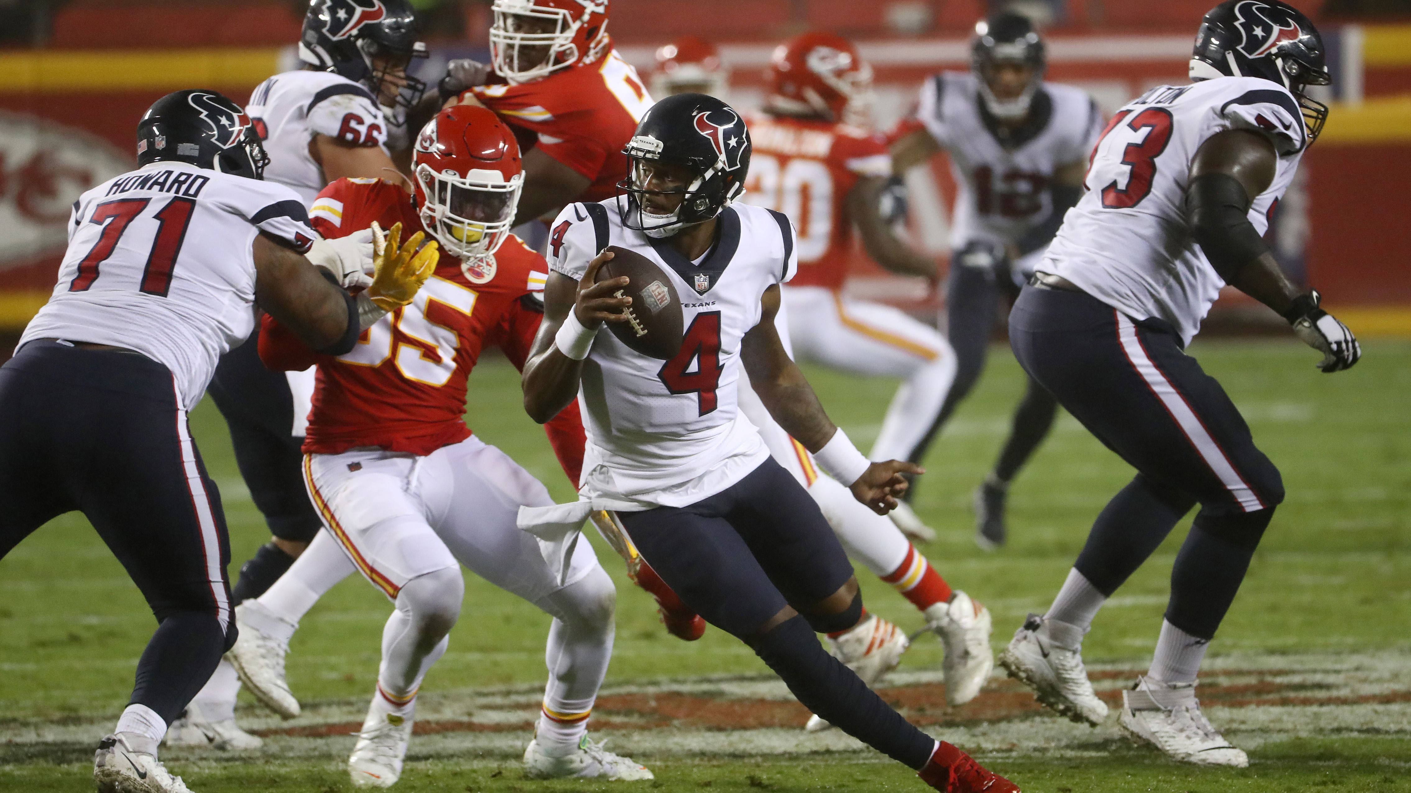 
                <strong>Verlierer: Houston Texans</strong><br>
                Besorgniserregender Auftritt der Texans gegen die Chiefs. Die Defense zeigte eine fragliche Leistung und man hatte nie das Gefühl, dass die Chiefs-Offense ihr volles Potenzial ausschöpfen musste und jederzeit einen Gang hätte höher schalten können, wenn nötig. In welcher Leichtigkeit jedoch gerade Rookie-Running-Back Clyde Edwards-Helaire (138 Rushing Yards, 1 TD) durch die Defense der Texans marschieren durfte, wirkte ziemlich alarmierend mit Blick auf die Saison. Da kann wohl selbst ein Verteidigungs-Monster wie J.J. Watt dieses Jahr nicht mehr seine Mitspieler tragen und den Bock umstoßen. Und was spätestens jetzt auch in Houston angekommen sein sollte: Brandin Cooks ist sicherlich keine schlechte Ergänzung, aber bei weitem kein adäquater Ersatz für DeAndre Hopkins. Ob Cooks wirklich das Zeug zur Nummer-eins-Waffe hat, wird sich ebenfalls zeigen müssen. Und auch in der Breite wirft das Receiving Corps Fragen auf, spielten Neuzugang Randall Cobb und Kenny Stills doch kaum eine Rolle. Die Kritik an Head Coach und General Manager in Personalunion, Bill O'Brien, wird nach diesem Auftakt nicht kleiner werden. Mit Blick auf das Hammer-Programm der kommenden Wochen (vs. Ravens, @Steelers, vs. Vikings) könnte es so schon bald ziemlich ungemütlich werden.
              