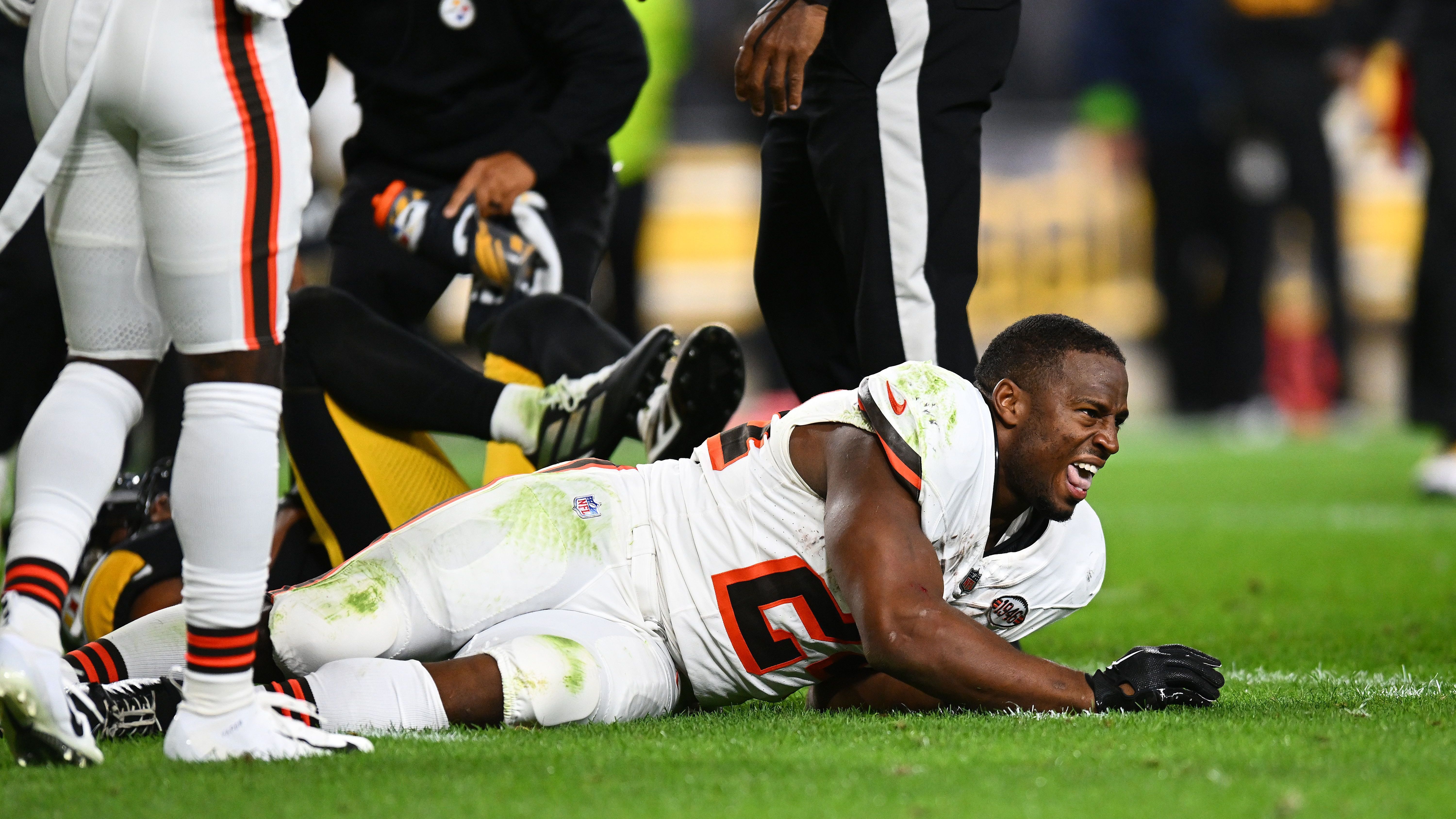 <strong>Nick Chubb: Achillessehne</strong><br>Seit seinem in Woche 2 der Regular Season erlittenen Totalschaden im Knie&nbsp; fehlt der Star-Running-Back den Cleveland Browns. Zwischenzeitlich standen angeblich sogar ein Karriereende oder eine Amputation im Raum. Doch es kam anders: Man schätzte sogar, dass Chubb nach etlichen OPs zum Saisonstart 2024 wieder angreifen könnte. Doch die Hoffnung auf einen Einsatz in Woche 1 der Regular Season hat sich nun zerschlagen.&nbsp;