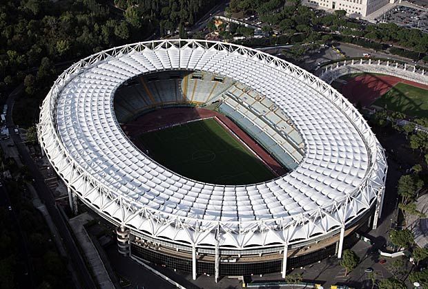 
                <strong>Olympiastadion Rom (Italien)</strong><br>
                In Rom werden drei Vorrundenspiele und ein Viertelfinale stattfinden. 68.993 Zuschauern haben in diesem Stadion, das bis zum August 2017 renoviert wird, Platz. Deutschland hat besonders gute Erinnerung an diese Spielstätte: 1990 feierte der DFB hier den WM-Titel.
              