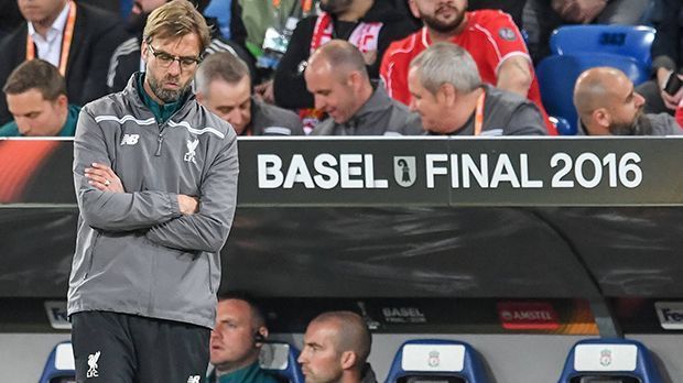 
                <strong>Europa-League-Finale 2016</strong><br>
                Gleich in seiner ersten Saison hätte sich Jürgen Klopp mit dem FC Liverpool zum Europa-League-Gewinner küren können. Daraus wurde nichts - am Ende zeigte Sevilla deutlich, wer der alte und neue Sieger ist. Für den Ex-Dortmunder ist es nicht die erste Niederlage in einem Endspiel. Der 48-Jährige kennt sich aus. ran.de zeigt die Endspiel-Bilanz des Jürgen Klopp.
              