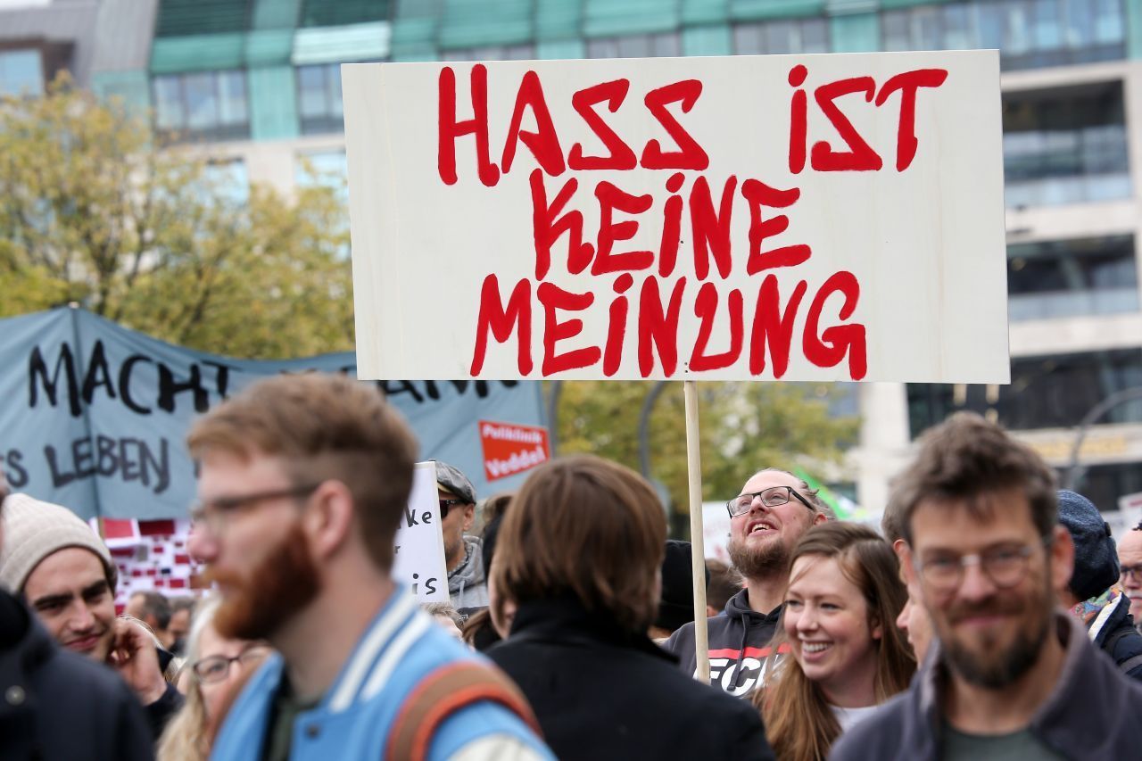 Vor 2 Jahren in Hamburg: Mit Schildern, unter anderem mit der Aufschrift "Hass ist keine Meinung", ziehen Teilnehmer bei einer bunten Parade gegen Rassismus durch die Innenstadt.