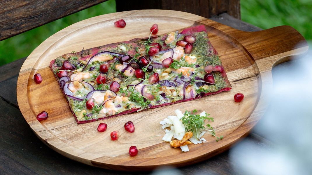 Rote-Bete-Flammkuchen mit Bärlauch-Rahm, Lachs, Pinienkernen und scharfem Avocado-Topping