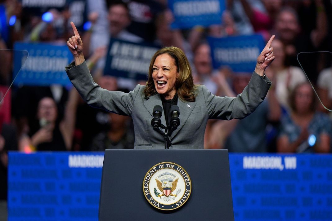 Kamala Harris spricht im besonders umkämpften US-Bundesstaat Wisconsin.