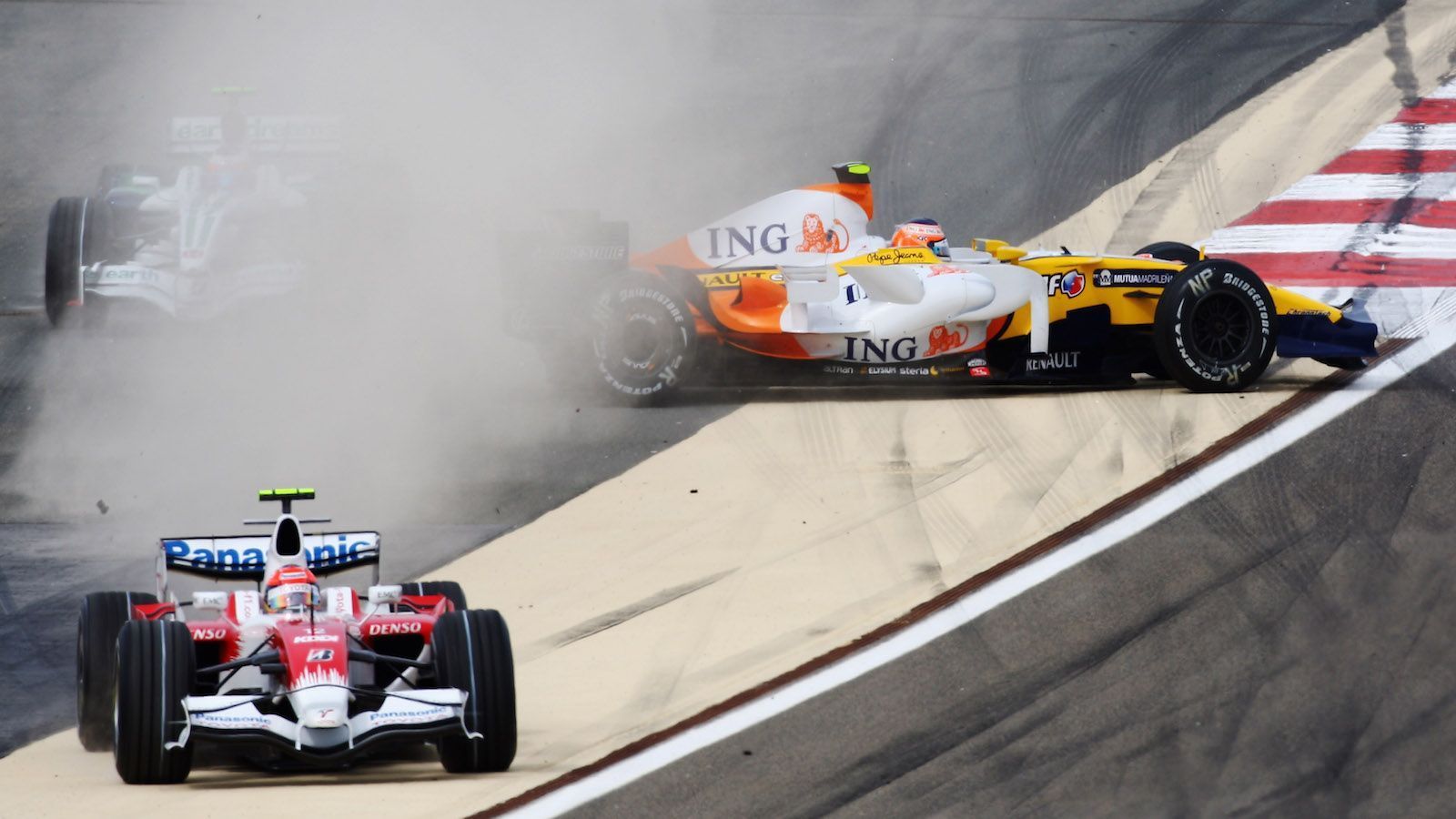 
                <strong>2008, Singapur: "Crash-Gate" um Nelson Piquet</strong><br>
                Erstes Flutlicht-Rennen der F1-Geschichte. Ein Riesen-Spektakel, das in einem der größten Skandale der Motorsport-Historie endet. Renault-Pilot Nelson Piquet jr. fährt in der 14. Runde weit zurückliegend in die Mauer, das Safety Car muss raus. Zwei Runden zuvor war Teamkollege Fernando Alonso an die Box gefahren - verdächtig früh. Weil alle Konkurrenten die Safety-Car-Phase zum Boxenstopp nutzen, wird Alonso nach vorne gespült und gewinnt am Ende das Rennen. Ein Jahr später kommt raus: Alles war inszeniert. Renault-Teamchef Flavio Briatore und Chefingenieur Pat Symonds mussten gehen und wurden von der FIA für je fünf Jahre gesperrt.
              