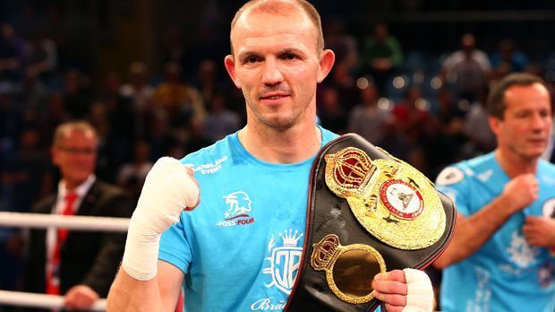 
                <strong>Jürgen Brähmer</strong><br>
                Halbschwergewicht: Jürgen Brähmer, der jetzige Trainer von Tyron Zeuge, war selbst WBA-Champion im Halbschwergewicht. Bereits 2009 wurde er kampflos WBO-Weltmeister, da der damalige Titelverteidiger Szolt Erdei den Titel niederlegte, um ein Stallduell zu vermeiden. Genauso kampflos verlor er den Titel aber auch wieder, nachdem er zwischen 2010 und 2011 verletzungsbedingt immer wieder Kämpfe absagen musste. Erst 2013 konnte Brähmer den WBA-Titel zurückerlangen, den er bis zum 1. Oktober 2016 innehatte, als er gegen den Briten Nathan Cleverly aufgrund einer Armverletzung aufgeben musste.
              