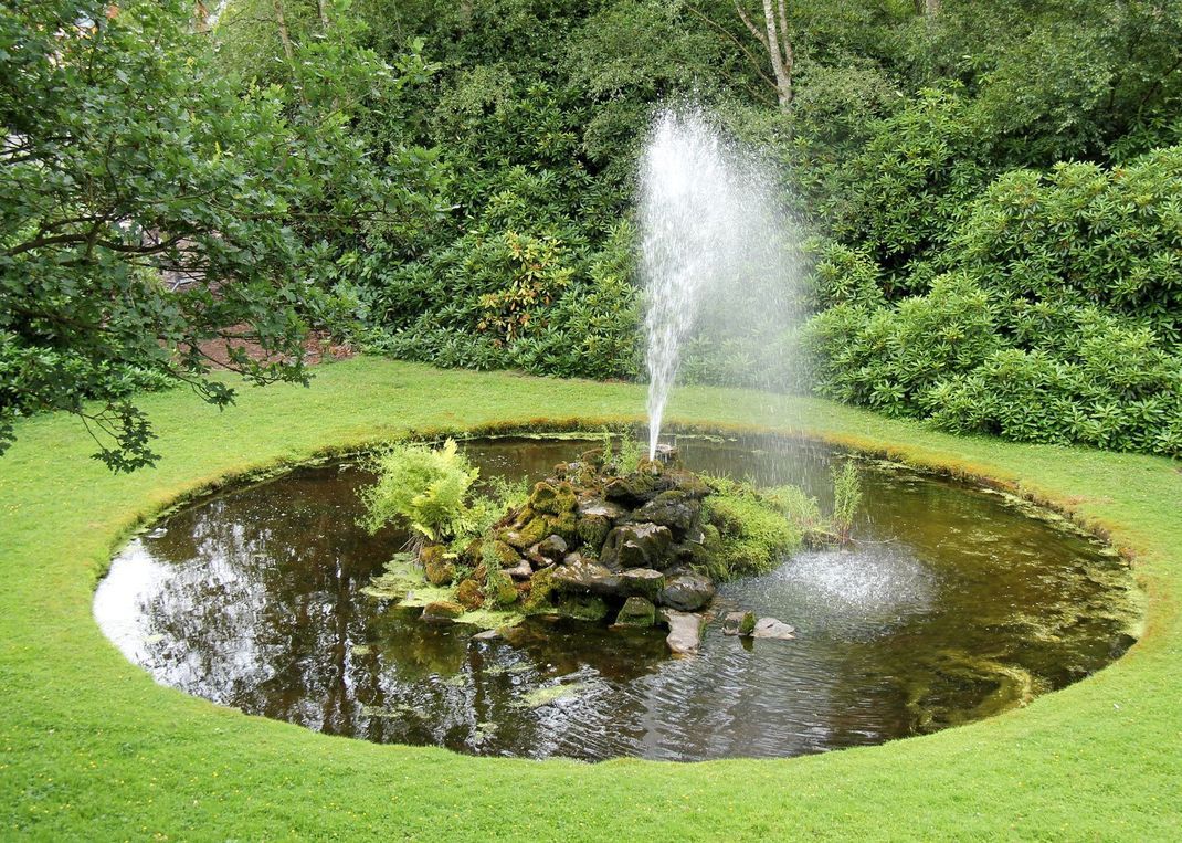 So oder so ähnlich kann Ihr Wasserspiel am Ende aussehen. Wenn Sie einen Springbrunnen selber bauen, können Sie auf den Teich drum herum natürlich auch verzichten.