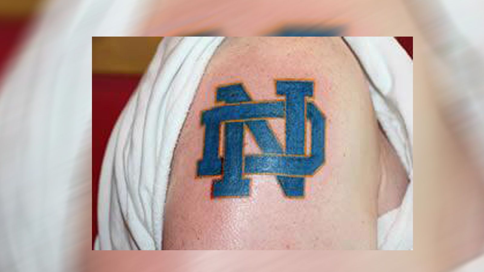 
                <strong>Notre Dame University </strong><br>
                Auch das legendäre College Notre Dame ist auf Fanhaut verewigt. In diesem Fall auf dem Oberarm eines leidenschaftlichen Anhängers.
              